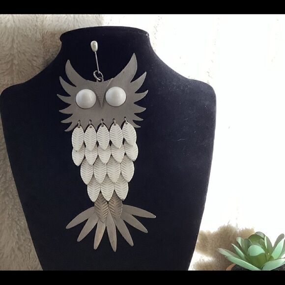 Adorable owl Pendant white and silver tone - Picture 3 of 4